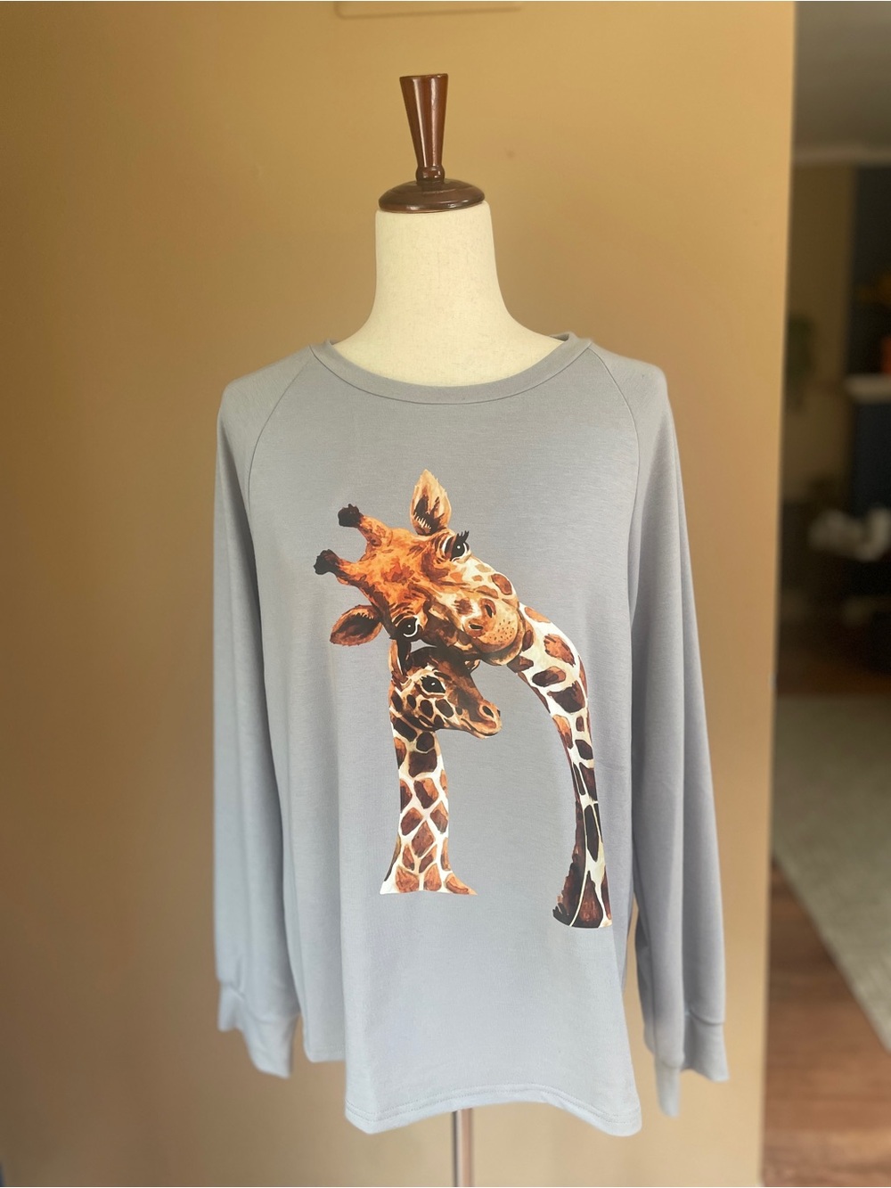 Novelty Giraffe Graphic Long Sleeve Tee Crewneck Medium‎ COZY NEW NWT